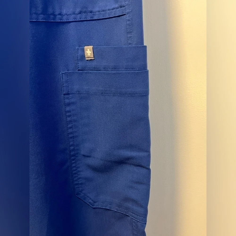 Men’s Figs Cairo Cargo Scrub Pants Size Men’s Medium Color Royal Blue